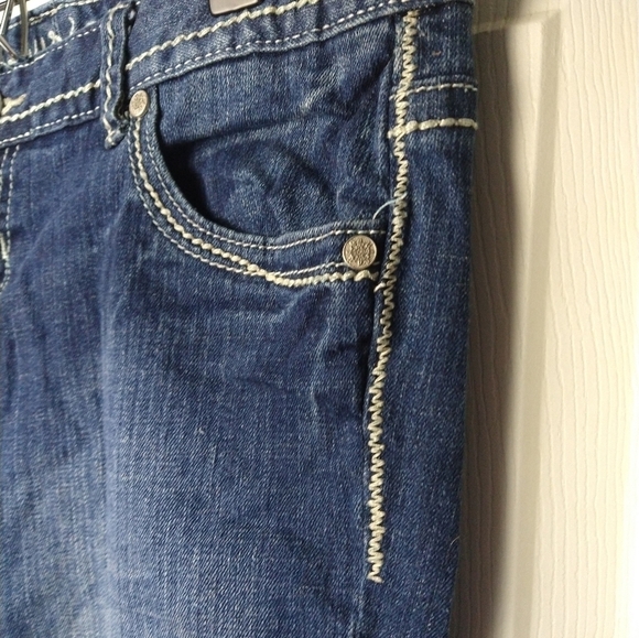 Maurices original dark wash denim capris zip button close. Size 5/6 - Picture 2 of 12